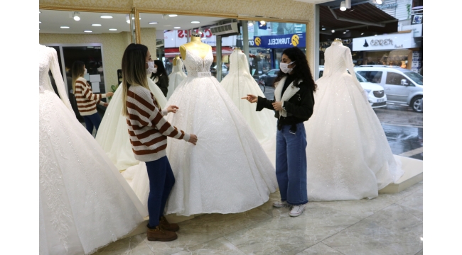 Gelinlikçilerde düğün mesaisi başladı