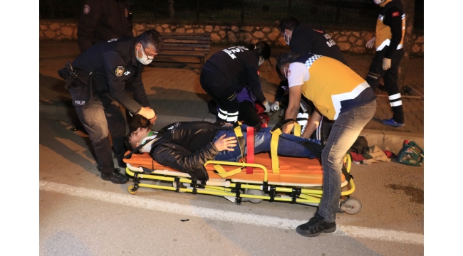 Otomobil refüjdeki ağaçlara çarptı: 3 yaralı