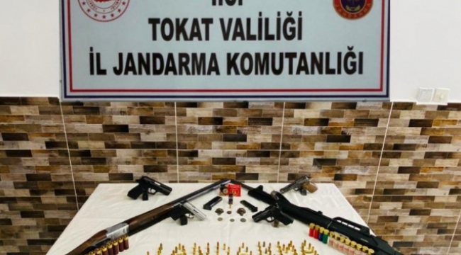 Ruhsatsız silahları satmak isterken yakalandı