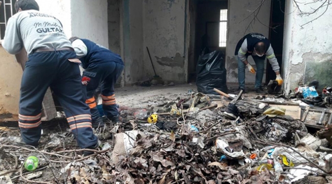 Terk edilmiş evden 4 römork çöp çıkarıldı