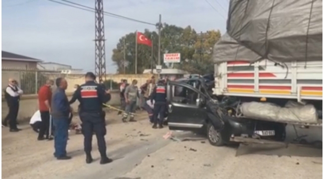 Tıra arkadan çarpan hafif ticari araç hurdaya döndü