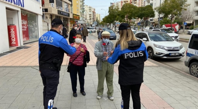 Yaşlılara polisten karanfil