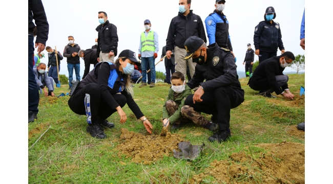 135 şehit için eşleri ve çocukları 135 fidan dikti