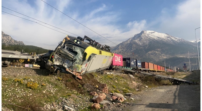 Adana’da yük treni raydan çıktı
