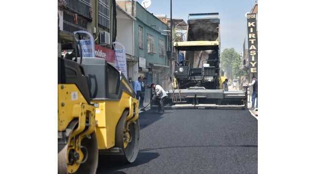 ÇİFTLİK YOLU’NDA SONA DOĞRU BAŞKAN KOCAİSPİR ASFALT ÇALIŞMALARINI DENETLEDİ