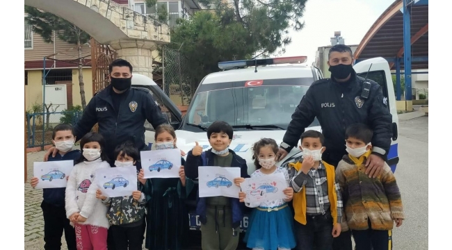 Çocuklar polis aracının önünü keserek
