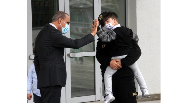 Engellilerden polise Atatürk resmi ve şiir sürprizi