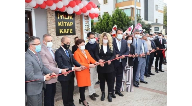 Gençler, kafede kitap okuyup derslerine çalışabilecek
