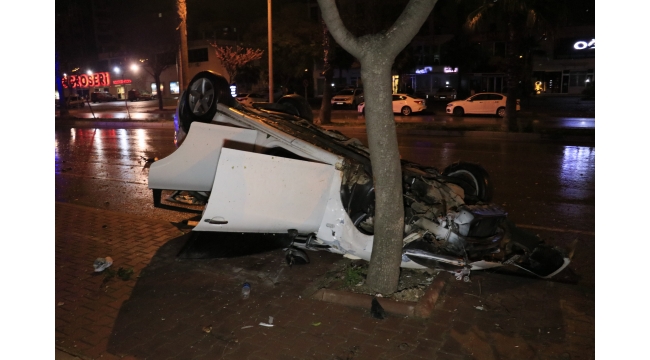 Otomobil ağaçlara çarpıp takla attı: 4 yaralı