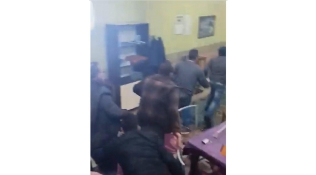 Polisi görünce kaçacak yer aradılar