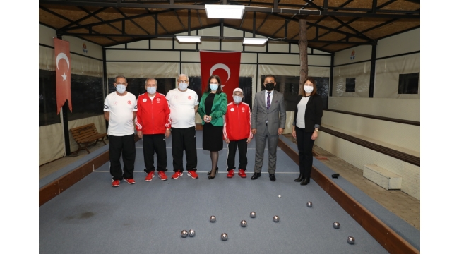 Şarkı Söyleyip Dans Etti