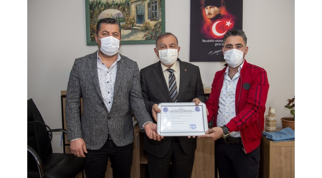 SEYHAN’DA EŞİTLİK DOSTU İŞYERLERİNE ‘MOR BAYRAK’