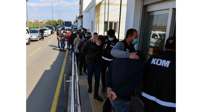 Silah kaçakçılığı zanlısı 20 kişi adliyeye sevk edildi