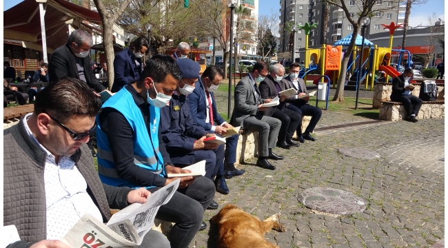 Sosyal mesafeli maskeli kitap okuma etkinliği