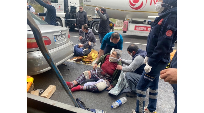 TIR otomobile çarptı: 5 yaralı