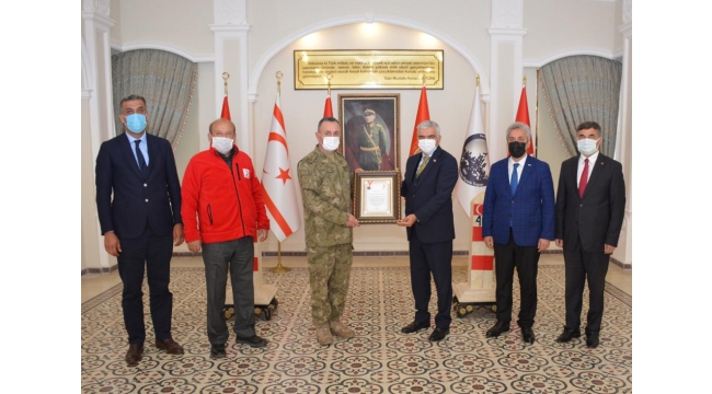 TUĞGENERAL KILIÇ’A KIZILAY MADALYASI
