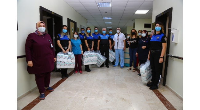 Adana’da polis bebek bezi dağıttı