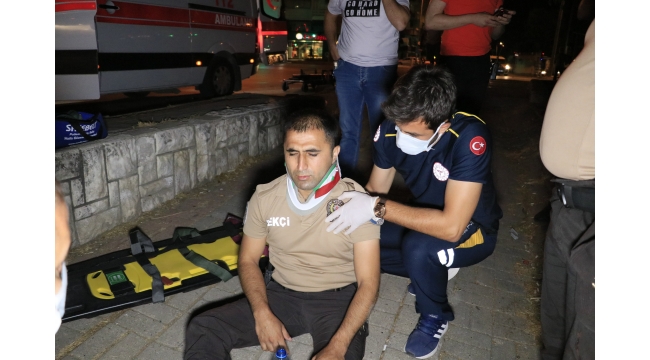 Drift atan otomobil bekçiye çarptı