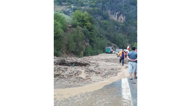  Feke ve Saimbeyli'de şiddetli sağanak sele neden oldu