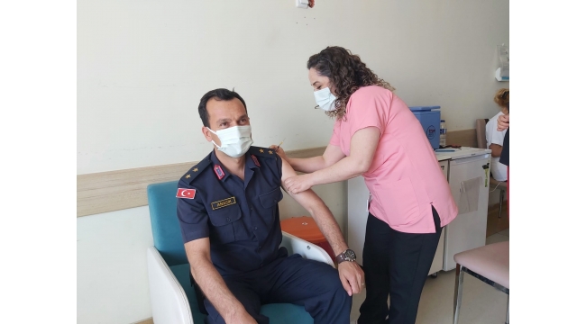 Korona virüs aşısını hemşire eşi yaptı