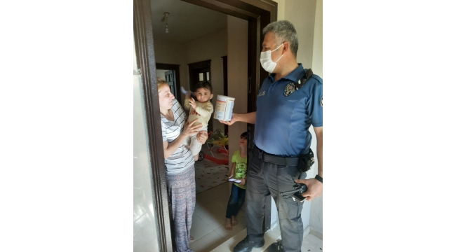 Maması biten bebeğin imdadına polis yetişti