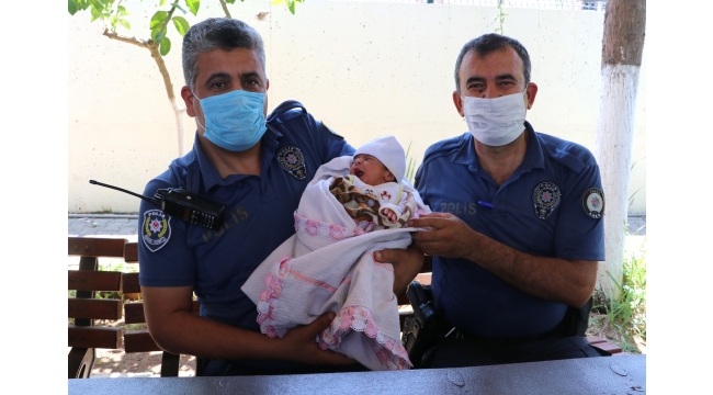 "Maviş" bebek kaldırıma terk edilmeye böyle götürüldü