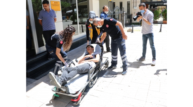 Meydan dayağı yiyen genç bankaya sığındı