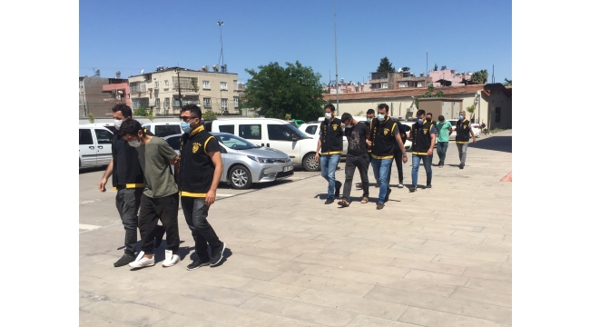Önce kameraya sonra polise yakalandılar