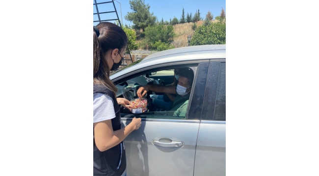 Polis hem şeker verdi hem uyardı