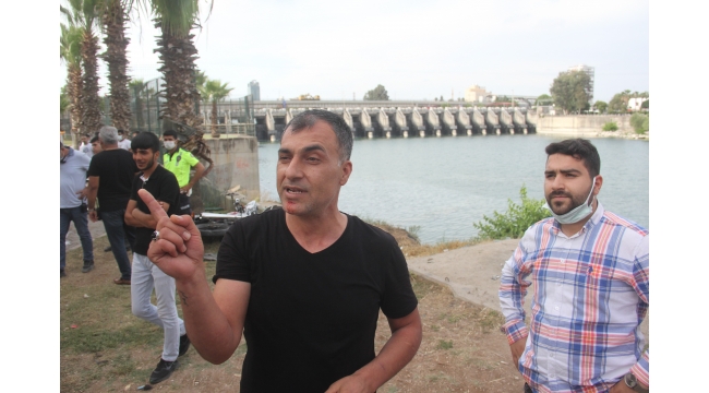 Taksi motosiklete çarpıp Seyhan Nehri’ne uçtu: 3 yaralı