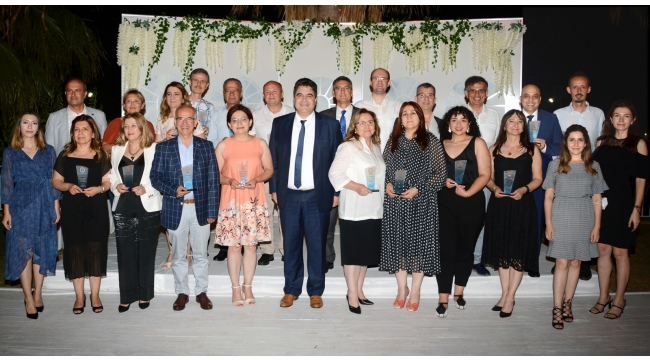 50 ve 30 yıllık eczacılara plaket