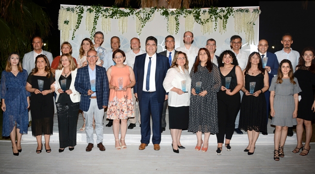 50 ve 30 yıllık eczacılara plaket