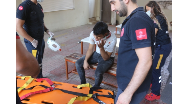 Okulda mahsur kalan çocuk 2. kattan düşerek yaralandı