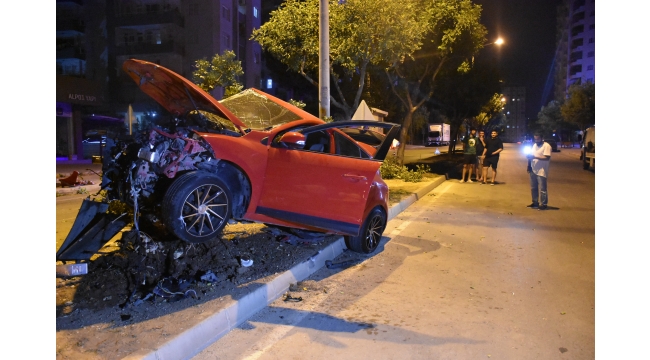 Otomobil refüjdeki ağaca çarptı: 2 yaralı