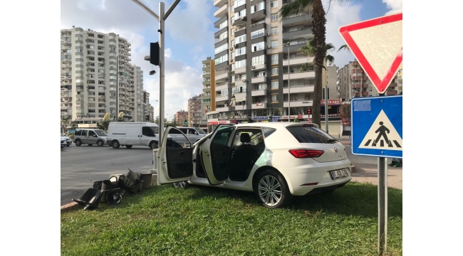Otomobil sinyalizasyon direğine çarptı: 4 yaralı
