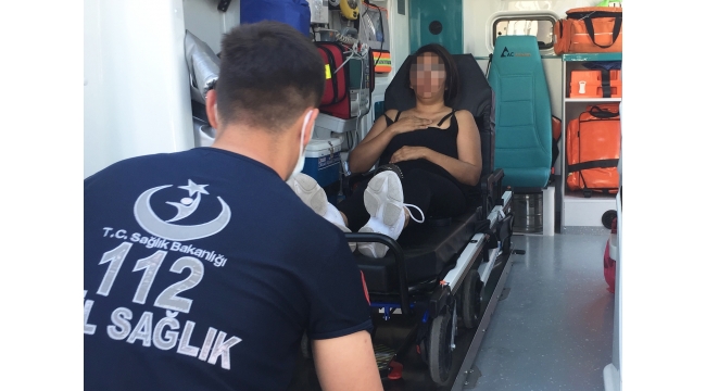 SÜRÜKLEYİP ÇANTASINI ALMAYA ÇALIŞTILAR