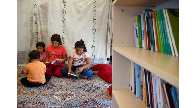 Tarım işçilerinin çadırları kitaplıkla buluşuyor