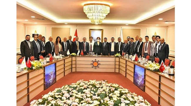 Akşener, 30 büyükşehir il başkanı ile görüştü