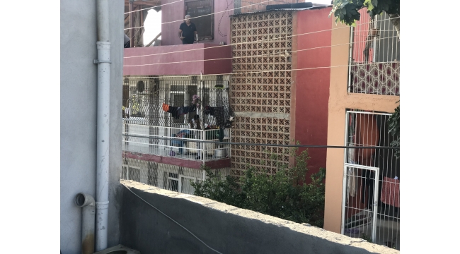 Annesini, ablasını ve 4 yeğenini rehin aldı