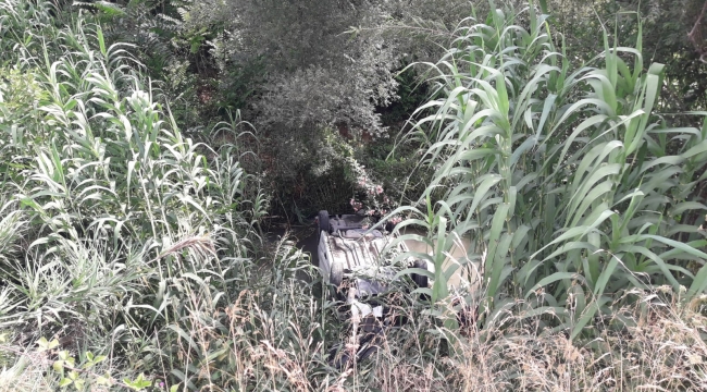 Dereye devrilen otomobildeki 4 kişi yaralandı