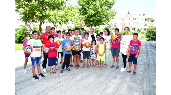 Erdem, gençleri futbol topuyla sevindirdi  