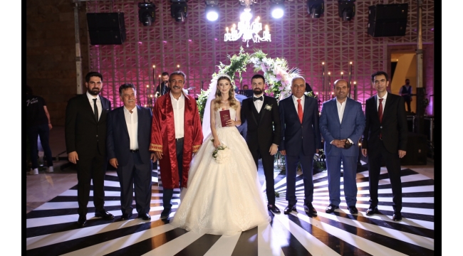Merve ve Ali yılın düğünü ile evlendi