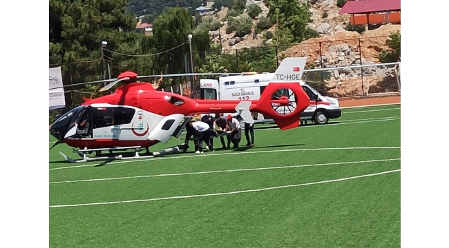 Yaralanan kadın ambulans helikopterle hastaneye götürüldü