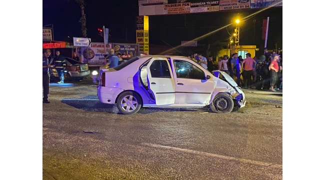 2 otomobil çarpıştı 8 kişi yaralandı