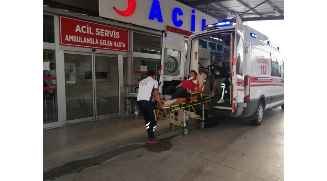 Bariyerlere çarpan otomobilin sürücüsü yaralandı