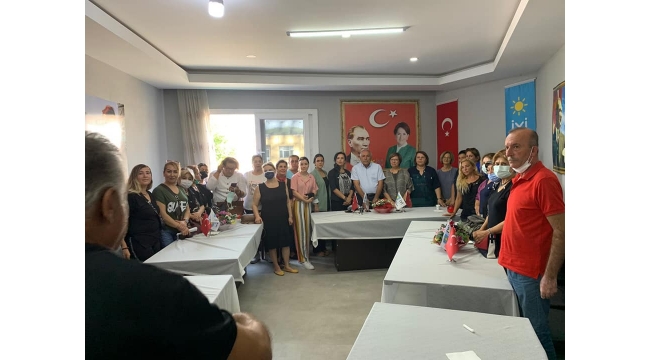 İYİ Partili kadınlar Azra’nın ailesini ziyaret etti