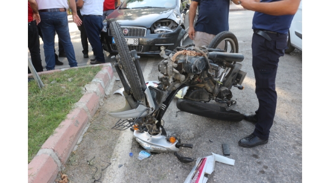 Otomobille motosiklet çarpıştı: 2 yaralı