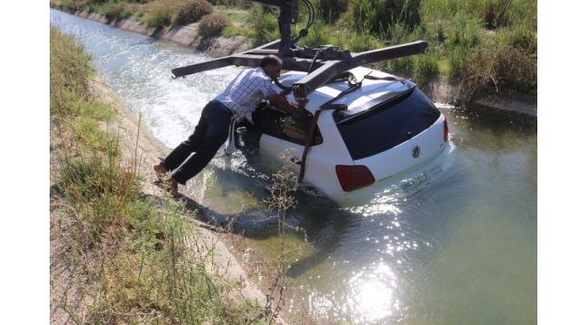 Sulama kanalına devrilen otomobilin sürücüsü yaralandı