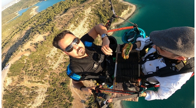 Yamaç paraşütü yapan aşçı havada hamburger hazırladı