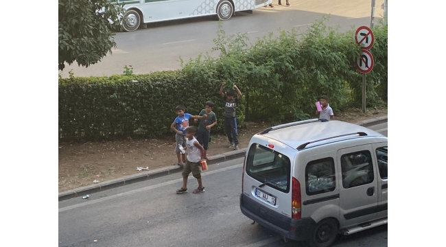 Çocuklar ‘kırmızı ışıkta’  TEHLİKE YARATIYOR